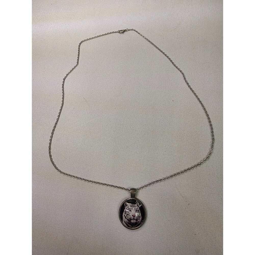 Beautiful Tiger Glass Round Pendant Necklace Animal Lover Jewelry READ